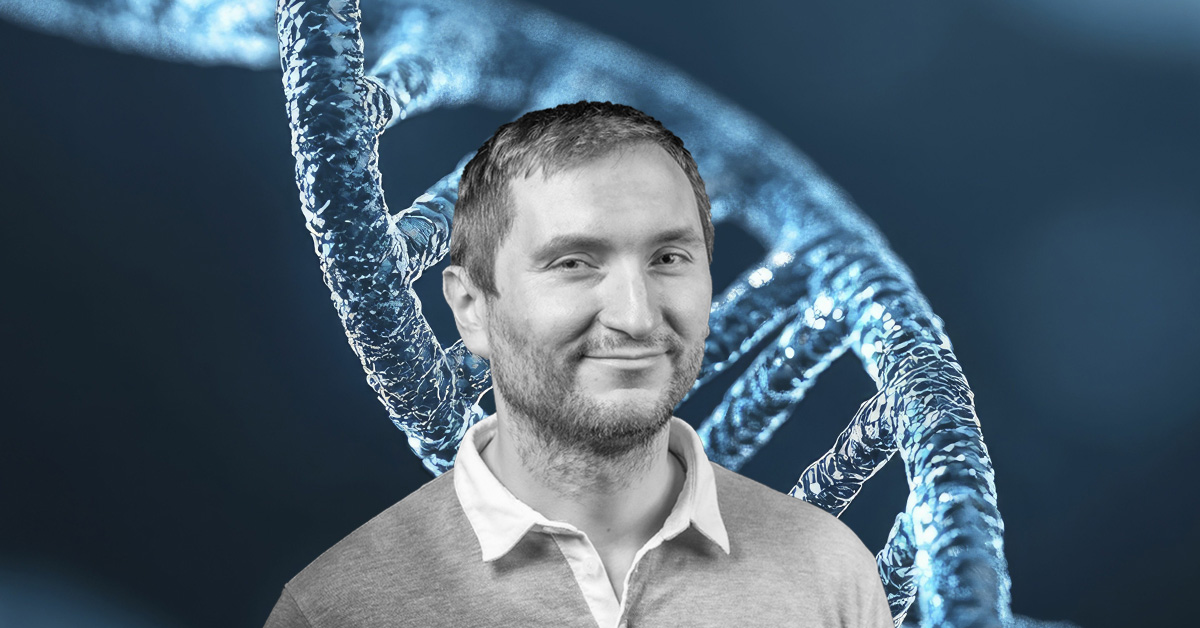 Protret dra Marcina Słomki na tle skręconej nici DNA