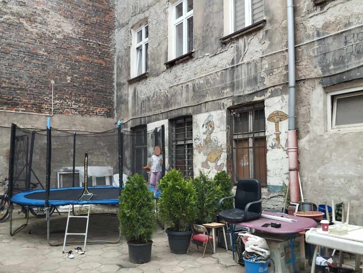 zaniedbane podwórko kamieniczne