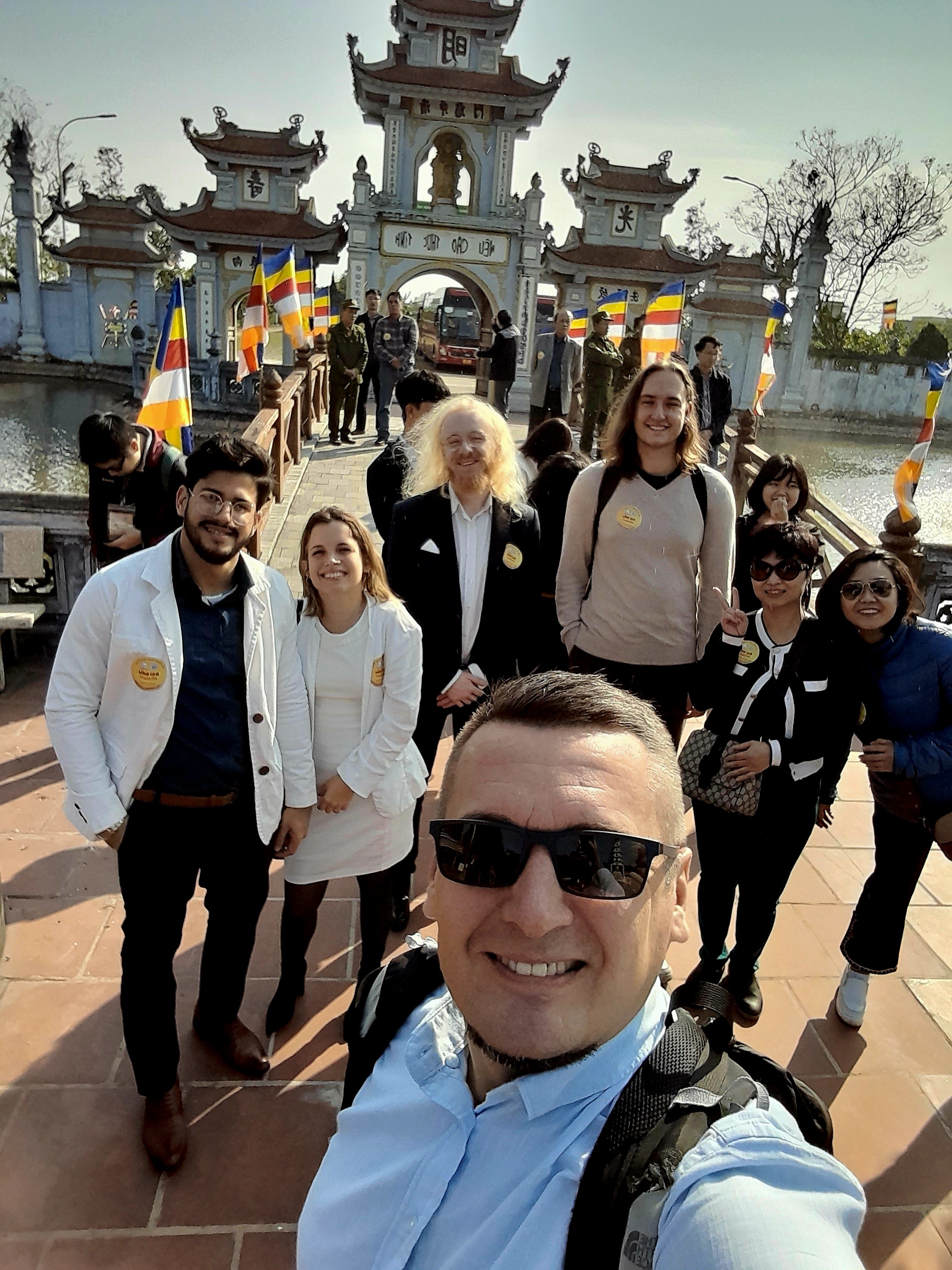 doktor ze studentami w Prowincji Phu Xuyen 