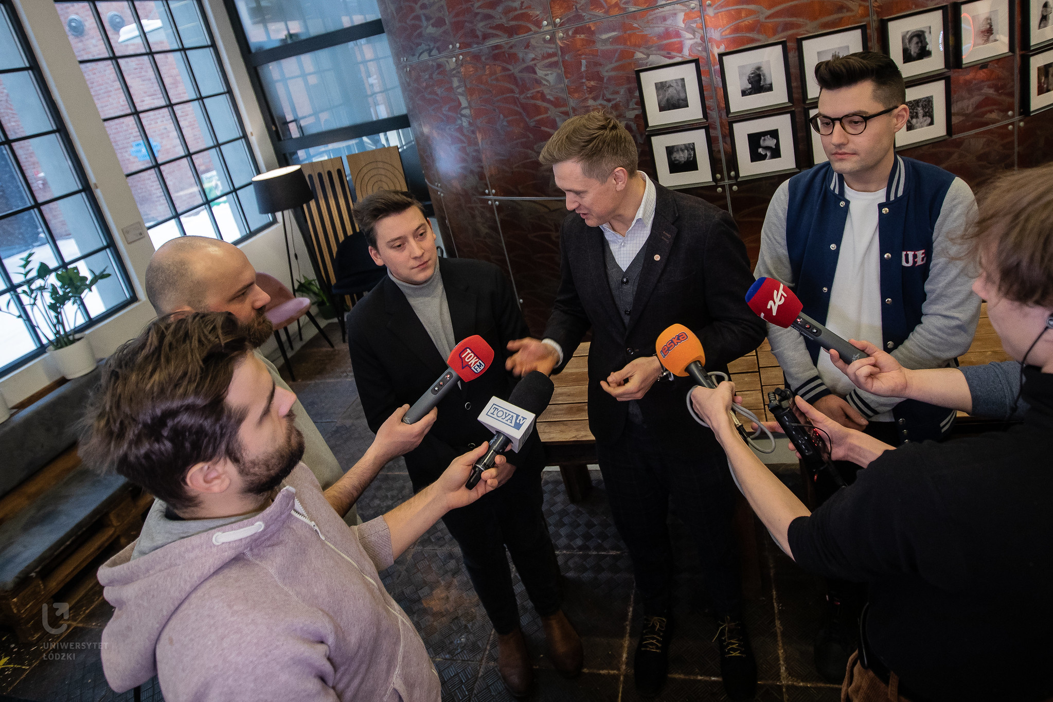 rzecznik UŁ i goście podczas wystąpienia z mediami