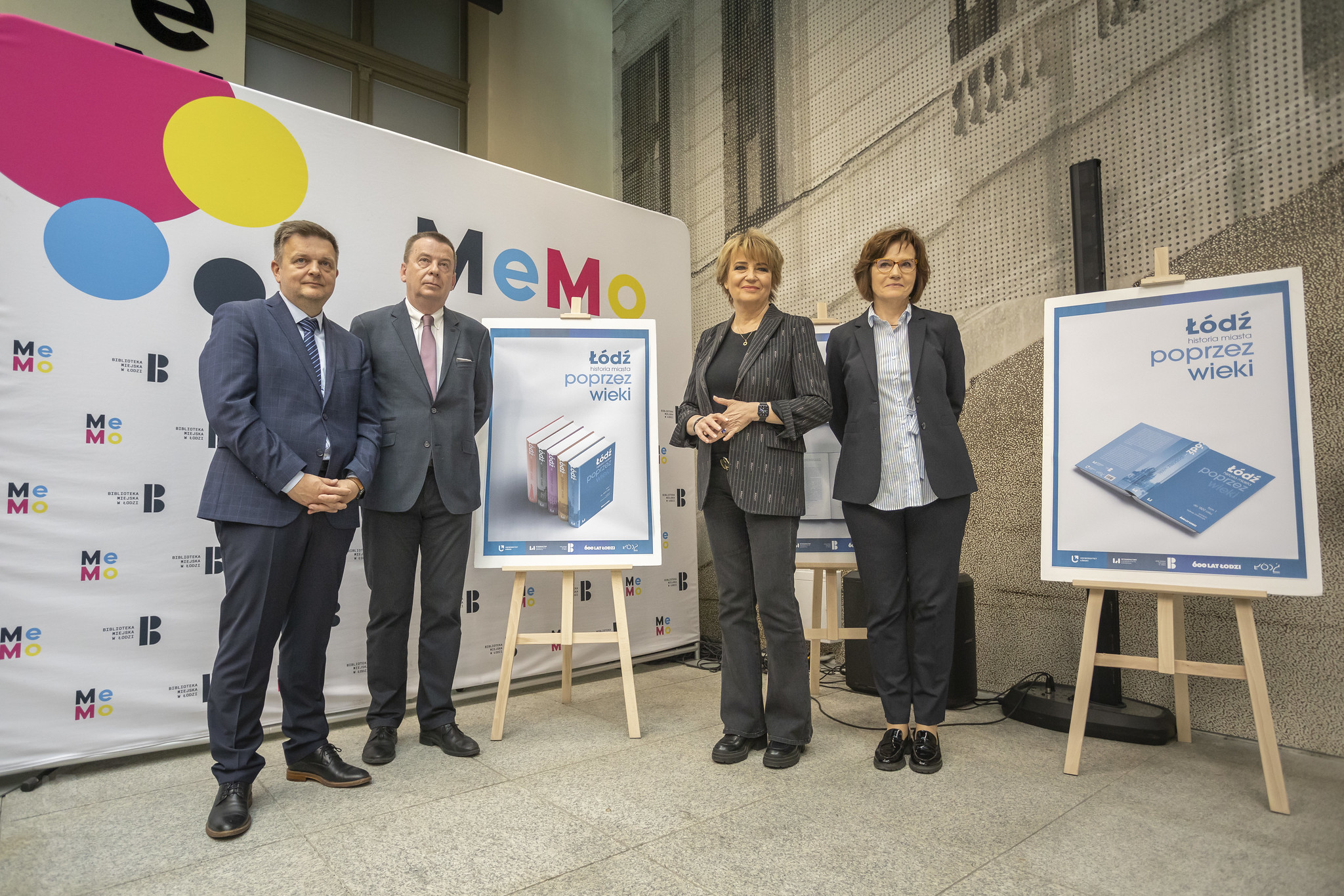 uczestnicy konferencji, od lewej: prof. Jarosław Kita i prof. Tadeusz Grabarczyk z Wydziału Filozoficzno-Historycznego UŁ, prezydent Łodzi Hanna Zdanowska, dyrektor Wydawnictwa Uniwersytetu Łódzkiego Ewa Bluszcz