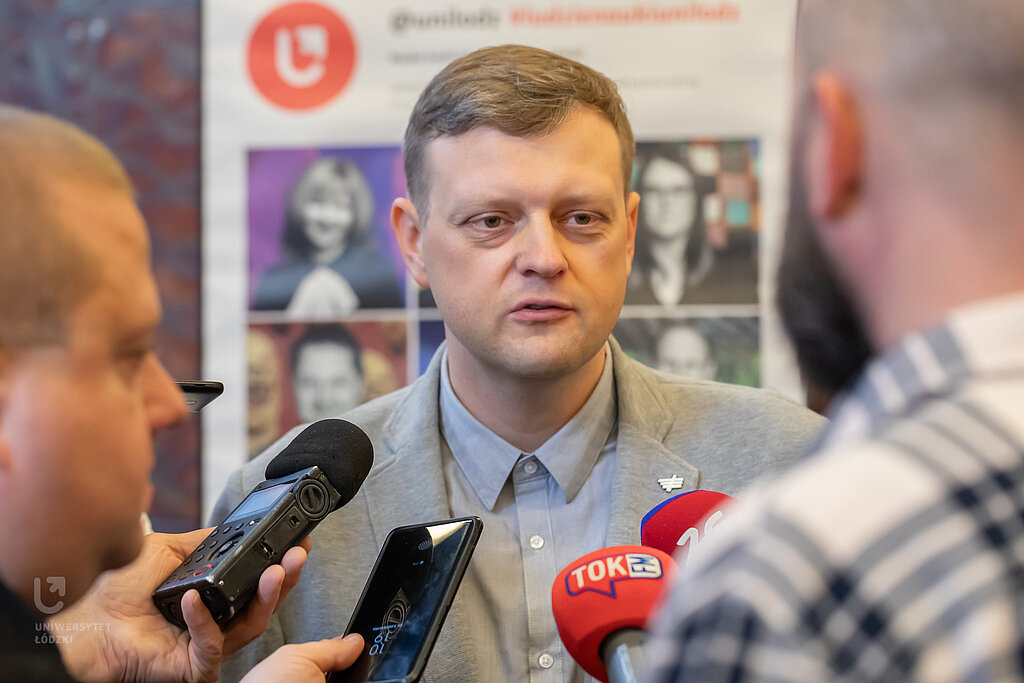 Michał Gruda podczas briefingu śniadania prasowego