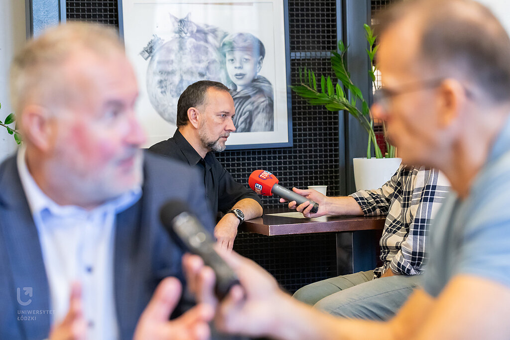 rozmowy naukowców z dziennikarzami podczas śniadania prasowego