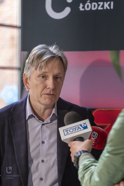 prof. Marek Adamczewski podczas rozmowy z dziennikarzami