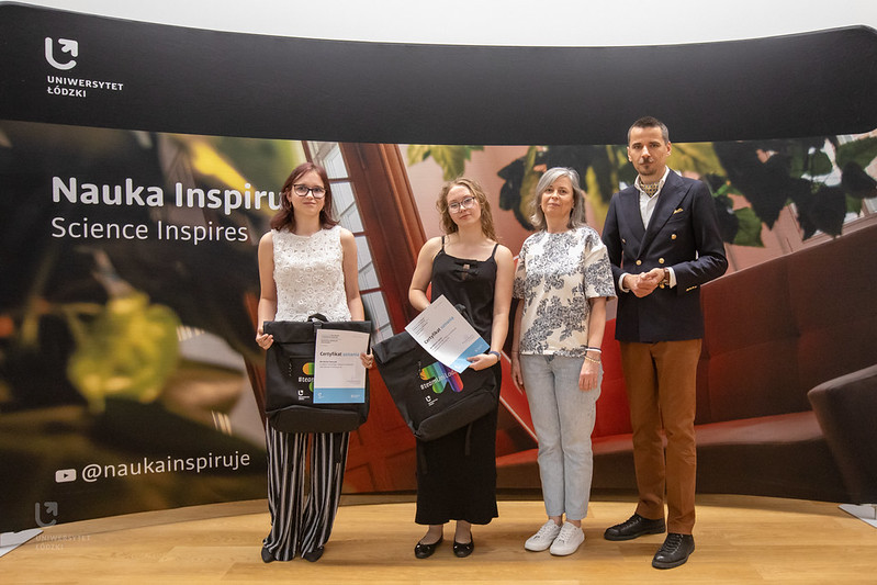 Grupa licealistów - laureatów konkursu Laboratorium Innowacji pozuje do zdjęcia wraz z prorektorem Krzysztofem Pabisem