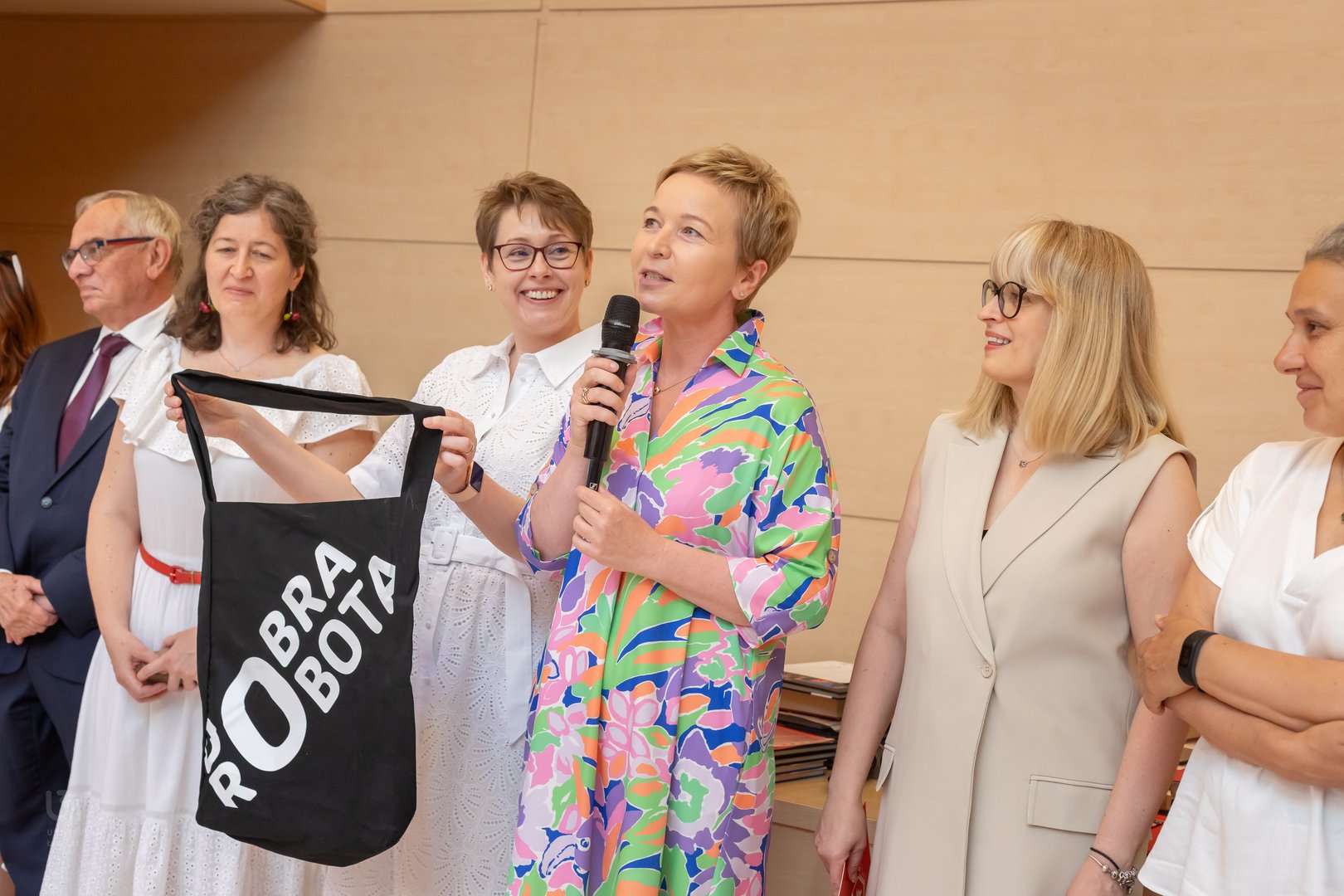 Dyrektorka PLO UŁ, prof. Małgorzata Wrzesień i wicedyrektorka PLO UŁ, Ewa Gdak podczas uroczystości zakończenia roku szkolnego PLO UŁ