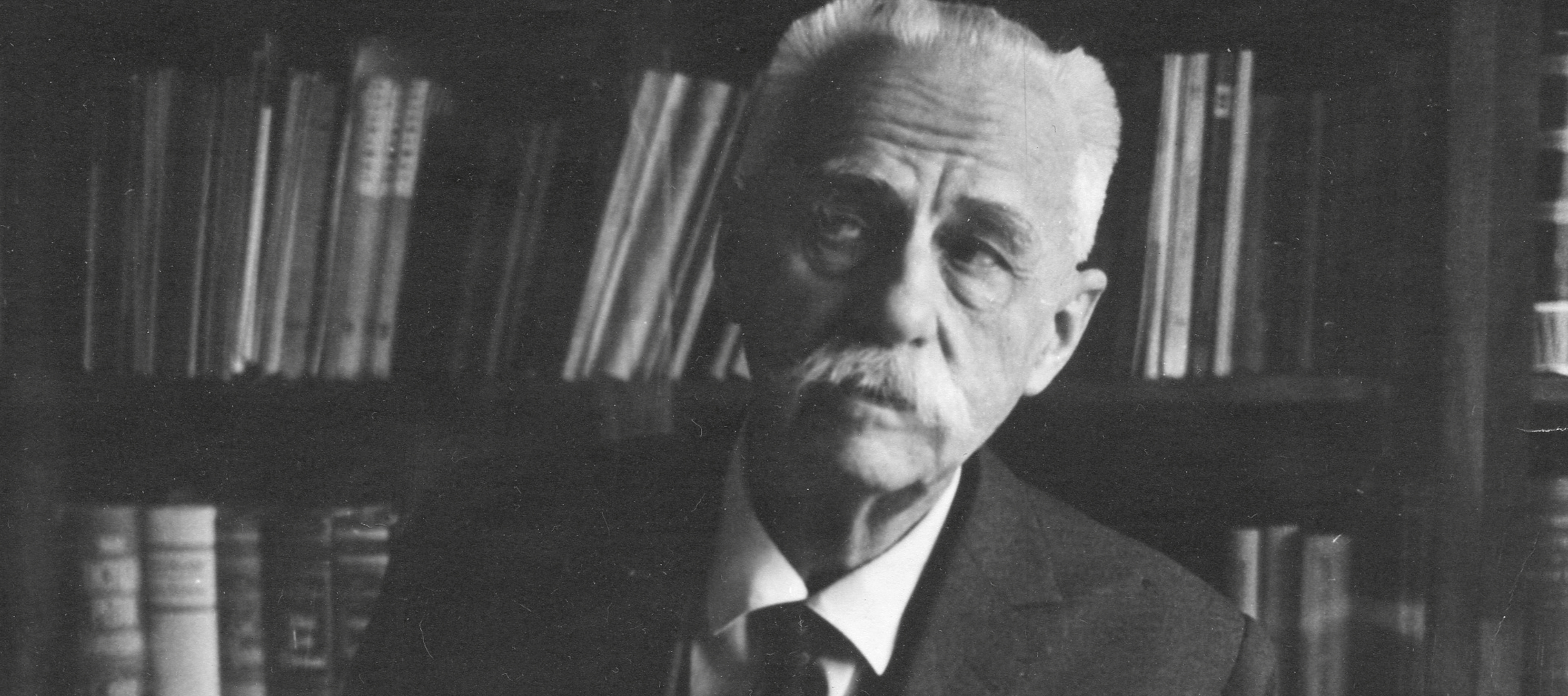 prof. Tadeusz Kotarbiński w swoim gabinecie