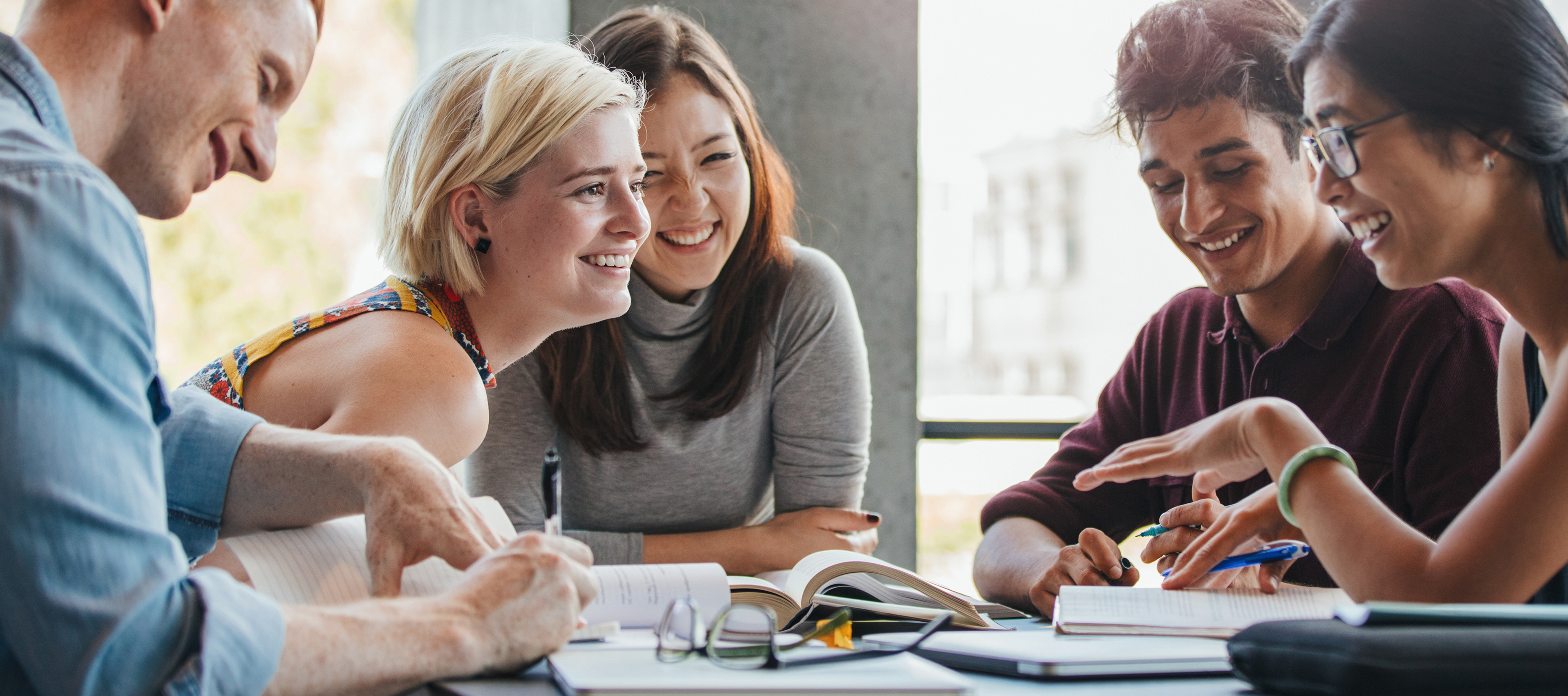 A group of students who are discussing at the table 