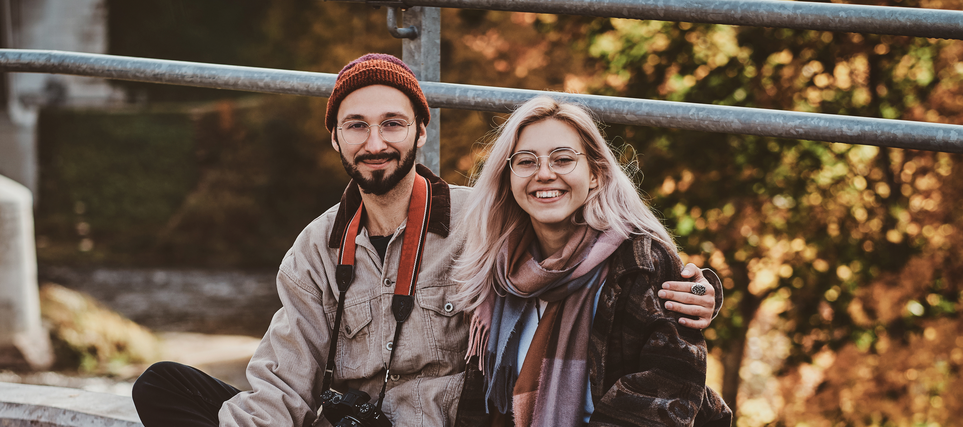 Uśmiechnięty chłopak i dziewczyna