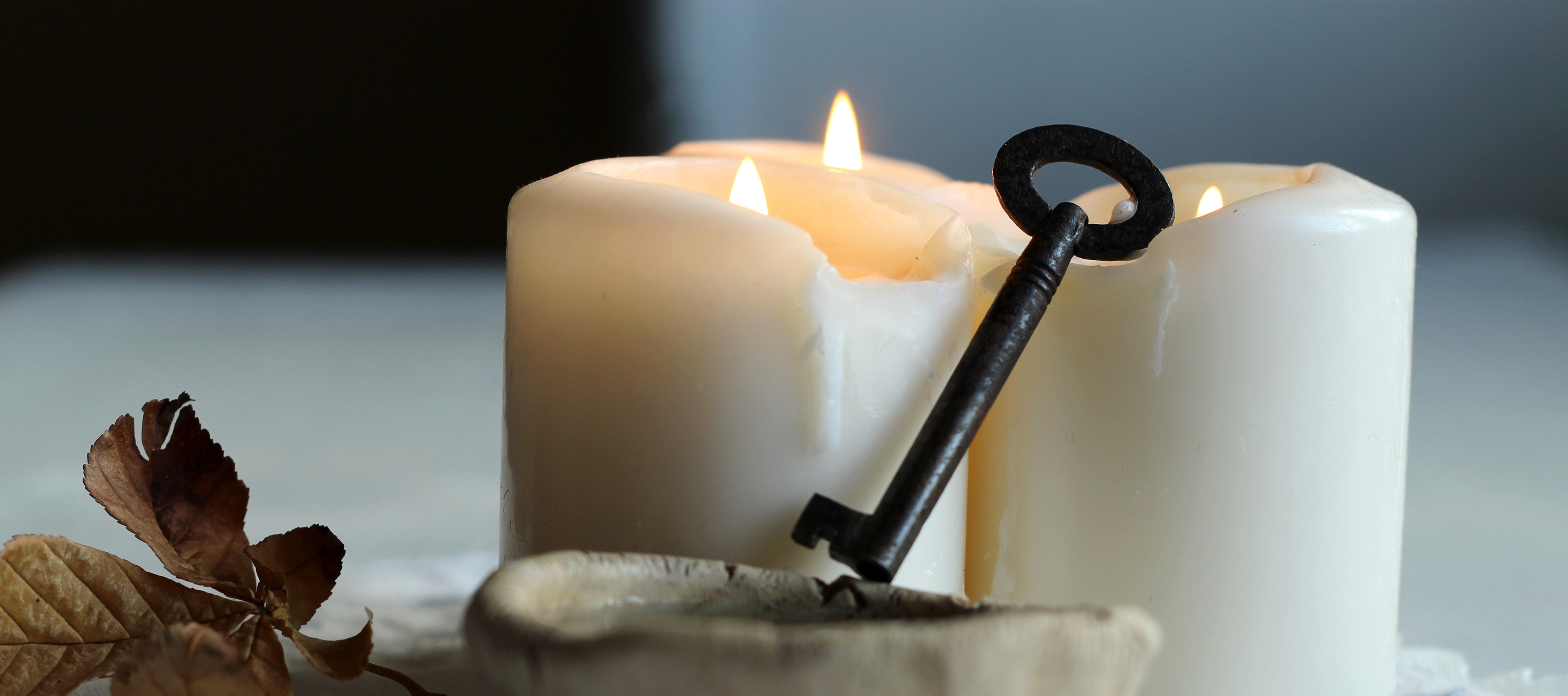 trzy białe świece i klucz