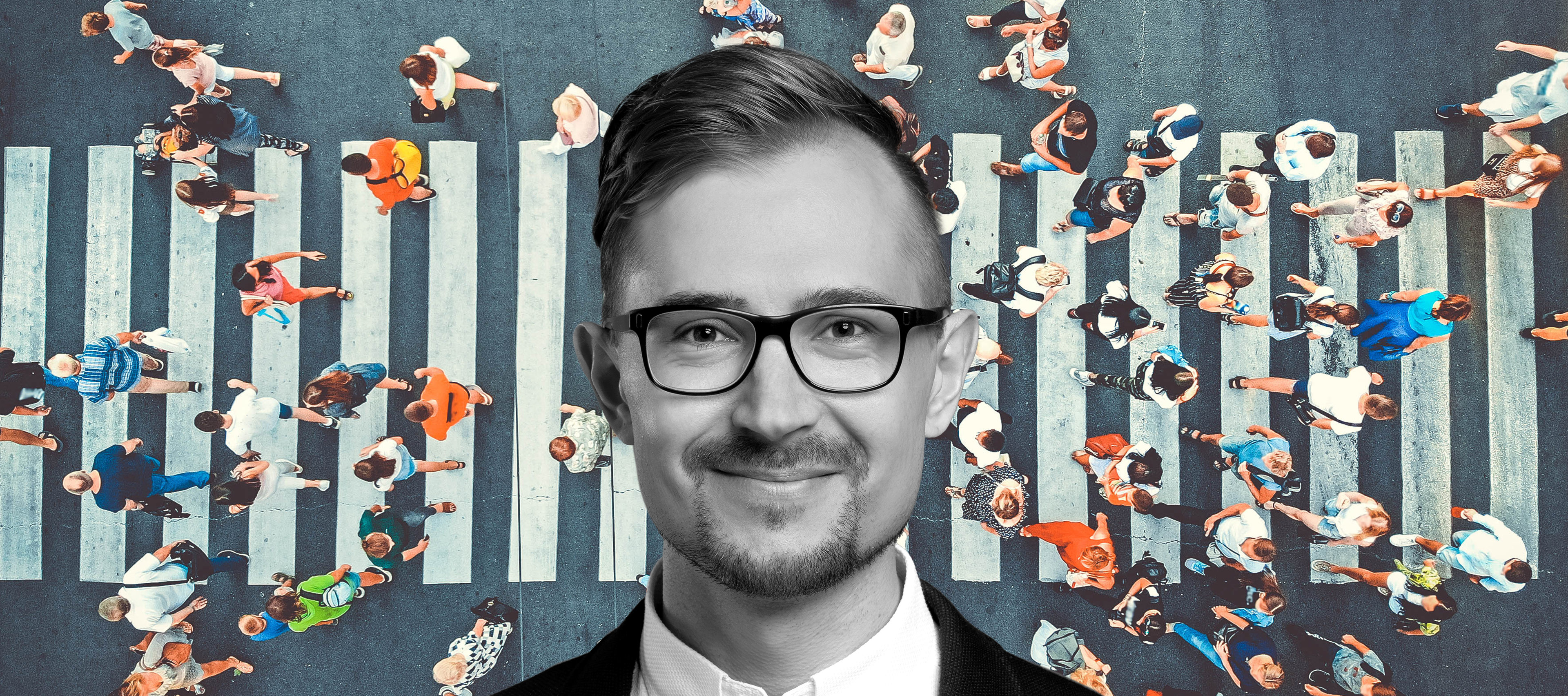 Dr Jakub Zasina na tle zatłoczonego przejścia dla pieszych widzianego z lotu ptaka, pionowo z góry