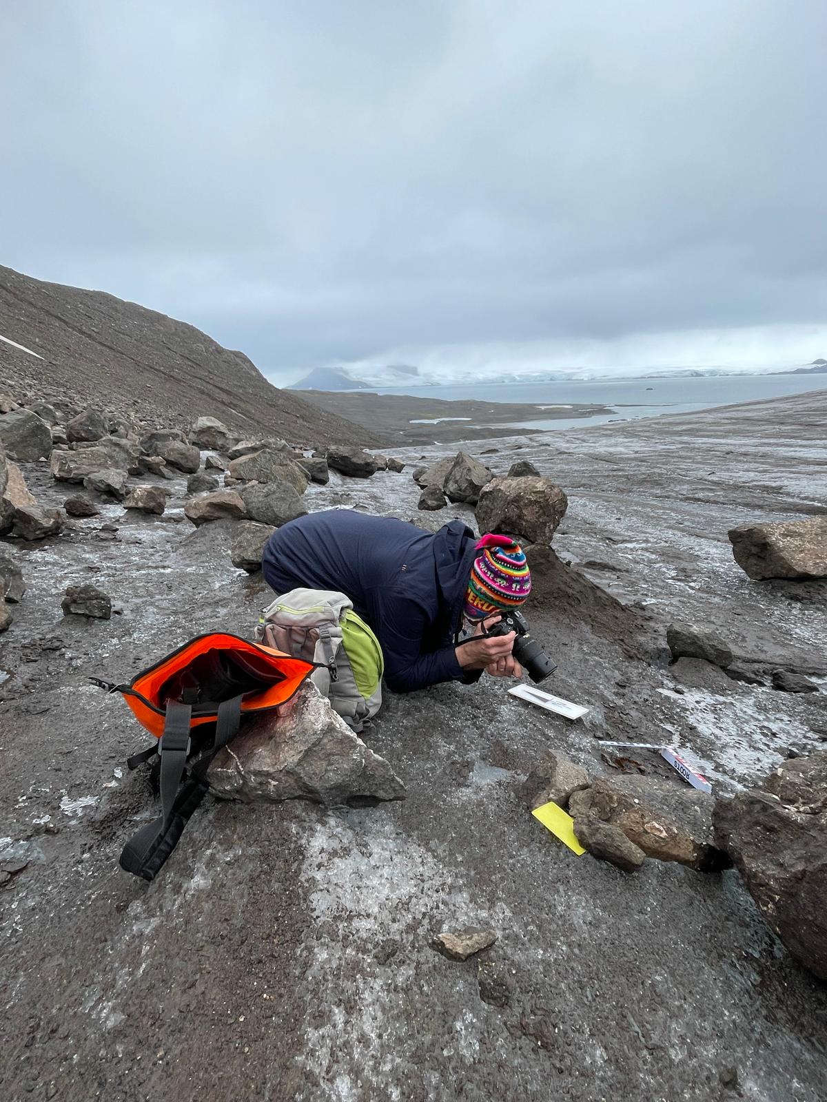 Badacz UŁ podczas pracy w Arktyce