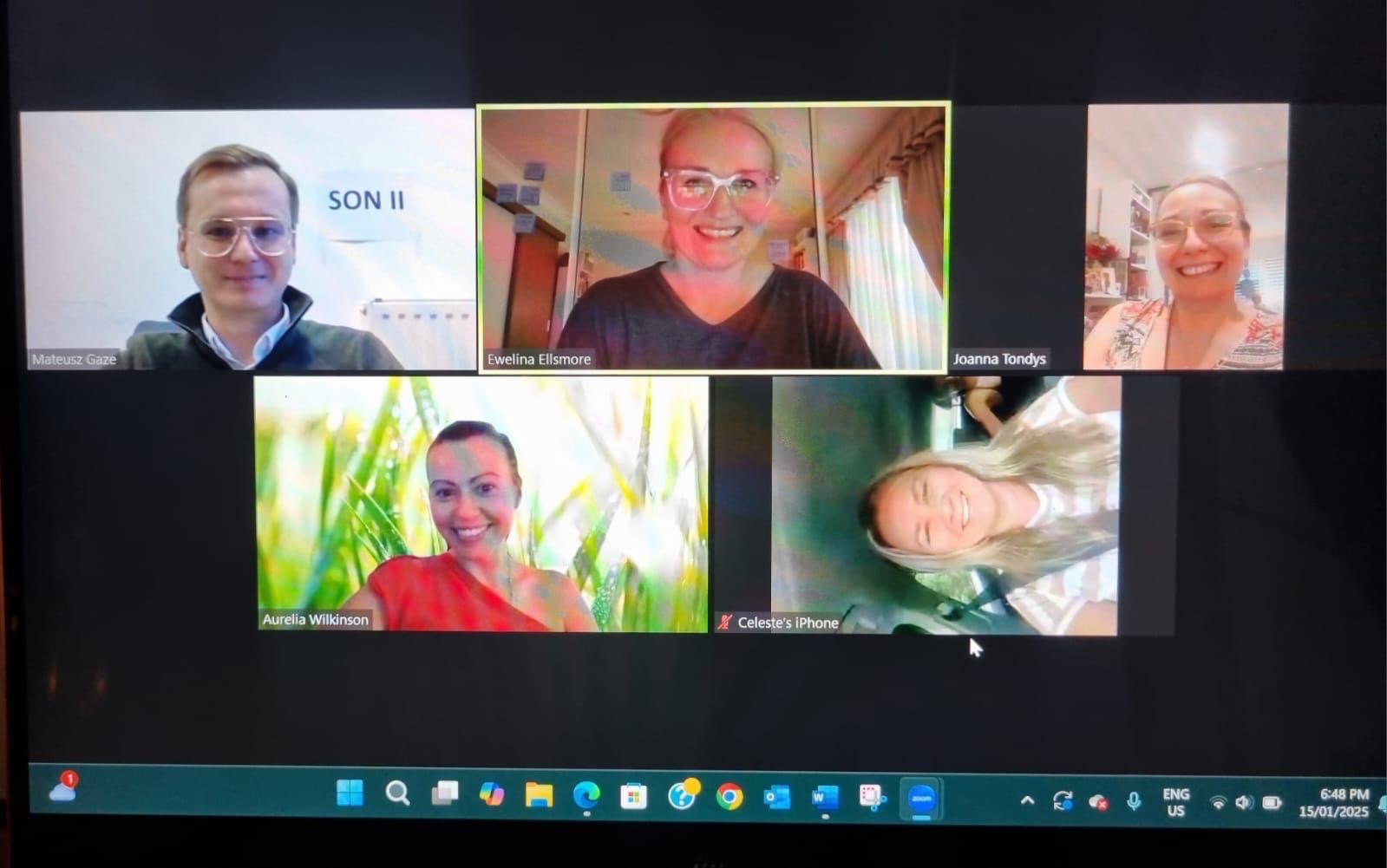 Monitor laptopa z uczestnikami warsztatów online