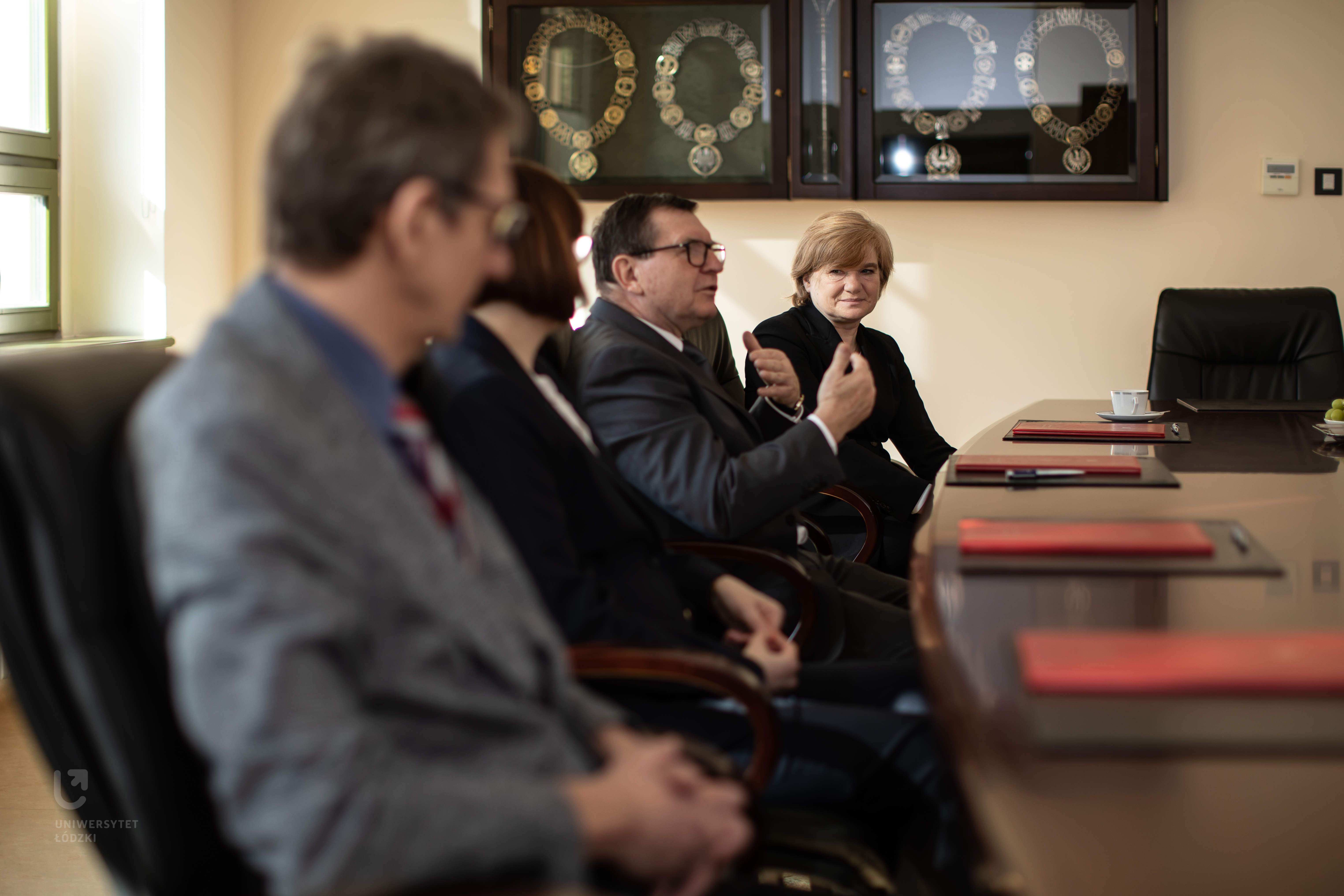 cztery osoby dyskutują przy stole