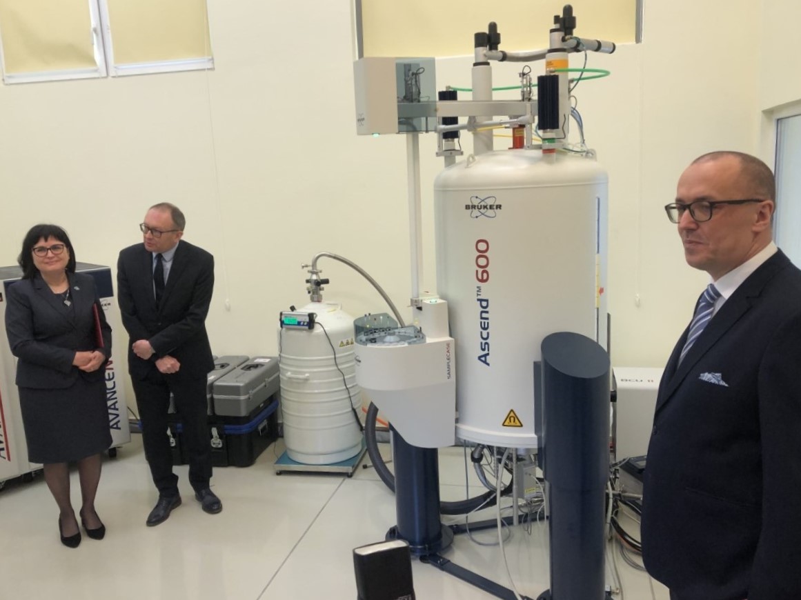 mężczyzna na tle aparatury badawczej