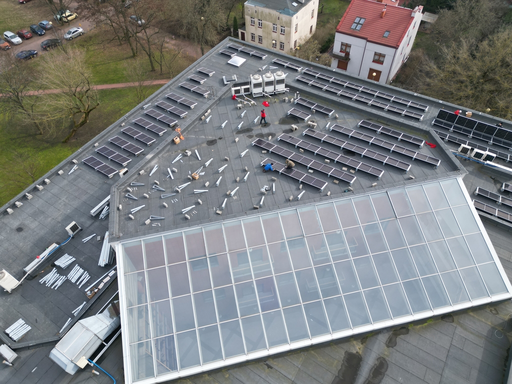 Budowa instalacji fotowoltaicznej na Wydziale Zarządznia UŁ