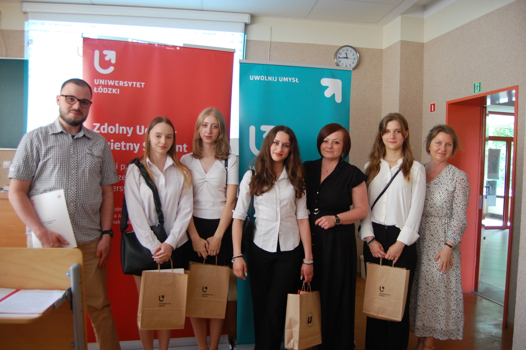Uczestnicy seminarium podsumowującego VII edycję programu "Zdolny uczeń-świetny student" na tle banerów Wydziału Chemii UŁ i baneru ZUŚS