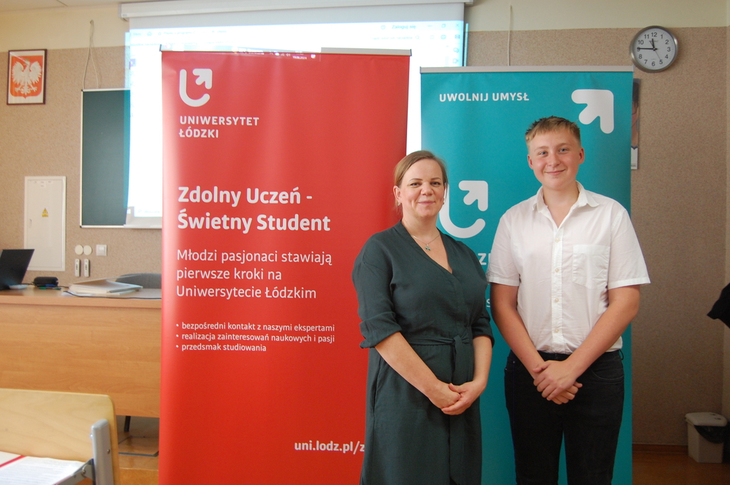 Uczestnicy seminarium podsumowującego VII edycję programu "Zdolny uczeń-świetny student" na tle banerów Wydziału Chemii UŁ i baneru ZUŚS