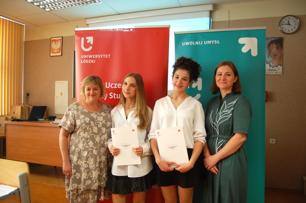 Uczestniczki seminarium podsumowującego VII edycję programu "Zdolny uczeń-świetny student" na tle banerów Wydziału Chemii UŁ i baneru ZUŚS