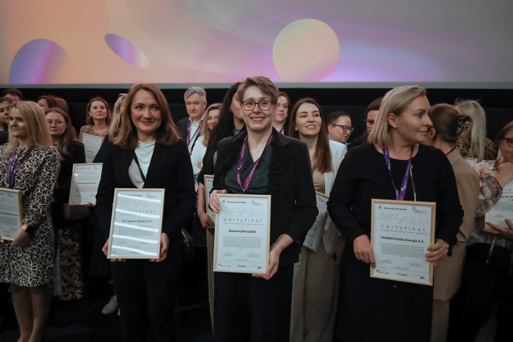 Dr hab. Małgorzata Wrzesień, prof. UŁ, prorektorka UŁ ds. kształcenia, z certyfikatem FOB