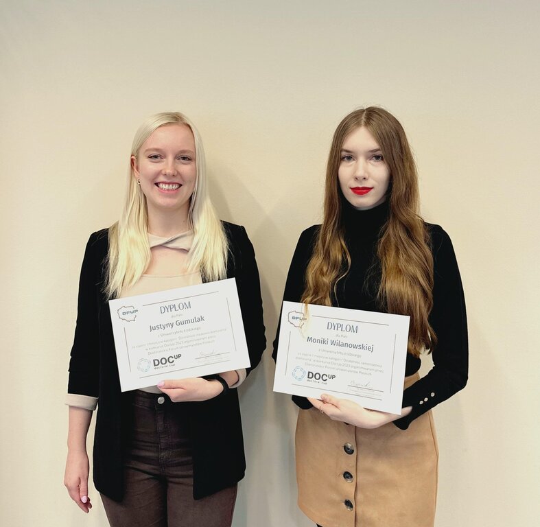 Zdjęcie laureatek konkursu DocUp 2023. Dwie kobiety stoją z dyplomem.