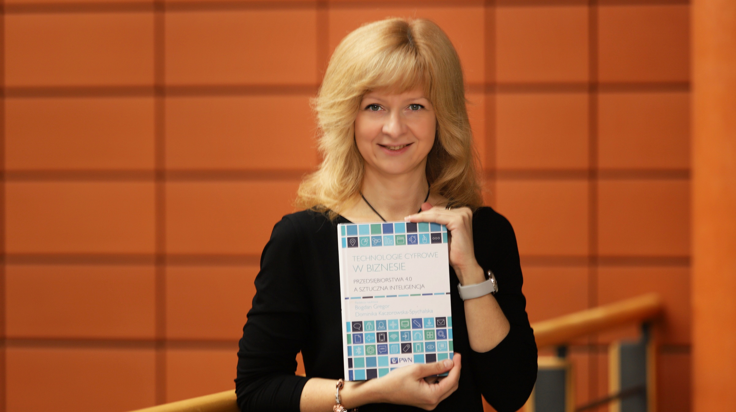 dr Dominika Kaczorowska-Spychalska z książką