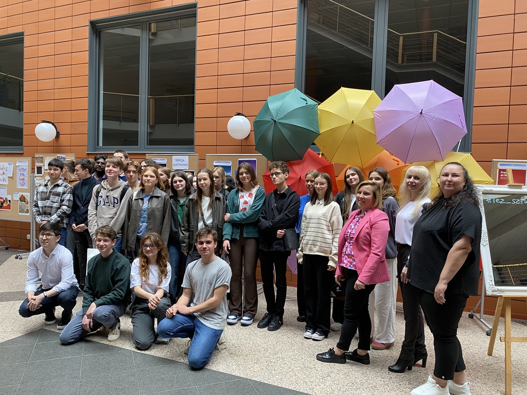 Grupa młodzieży na Wydziale Zarządzania