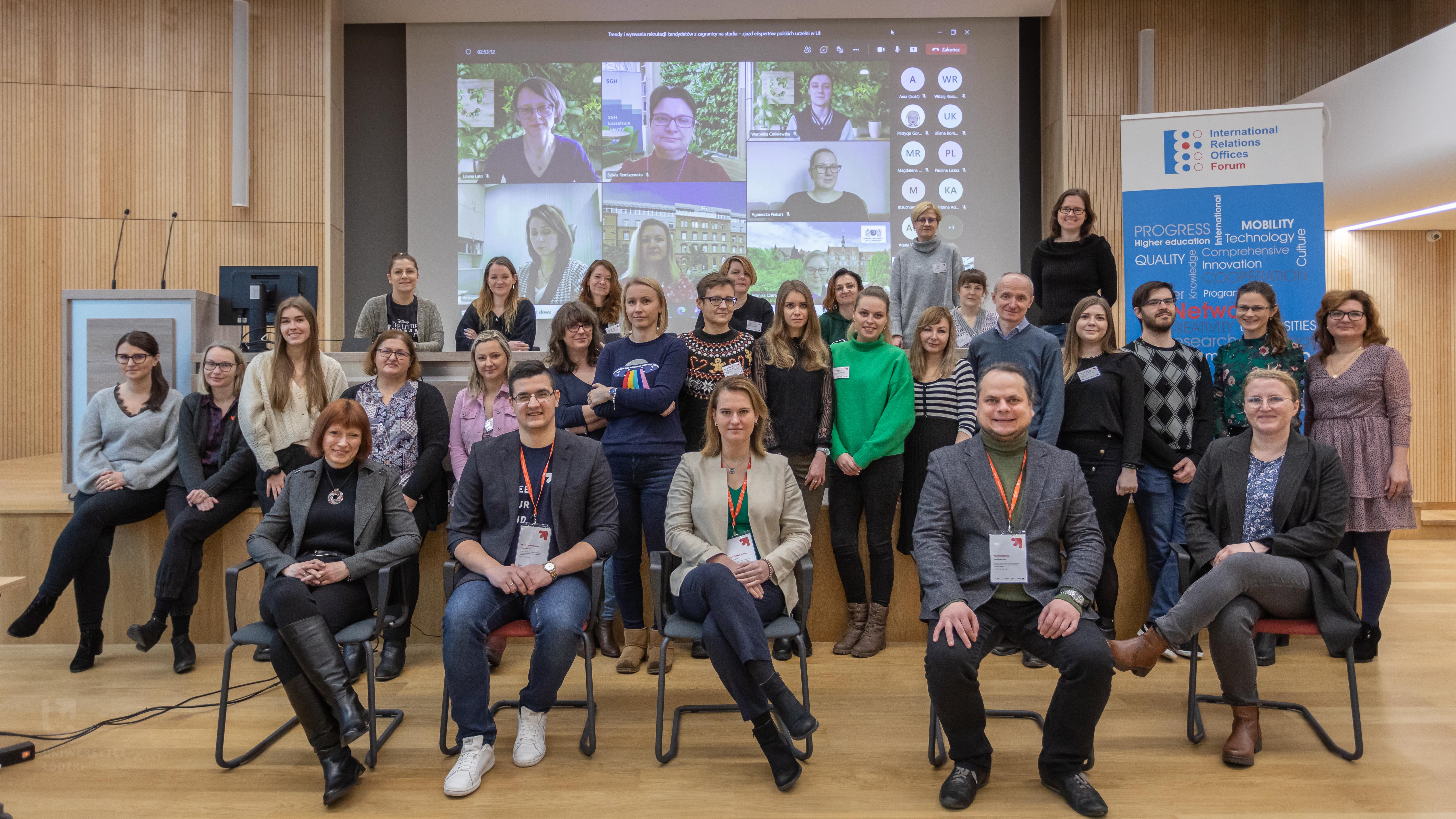 Grupowe zdjęcie uczestników spotkania w auli