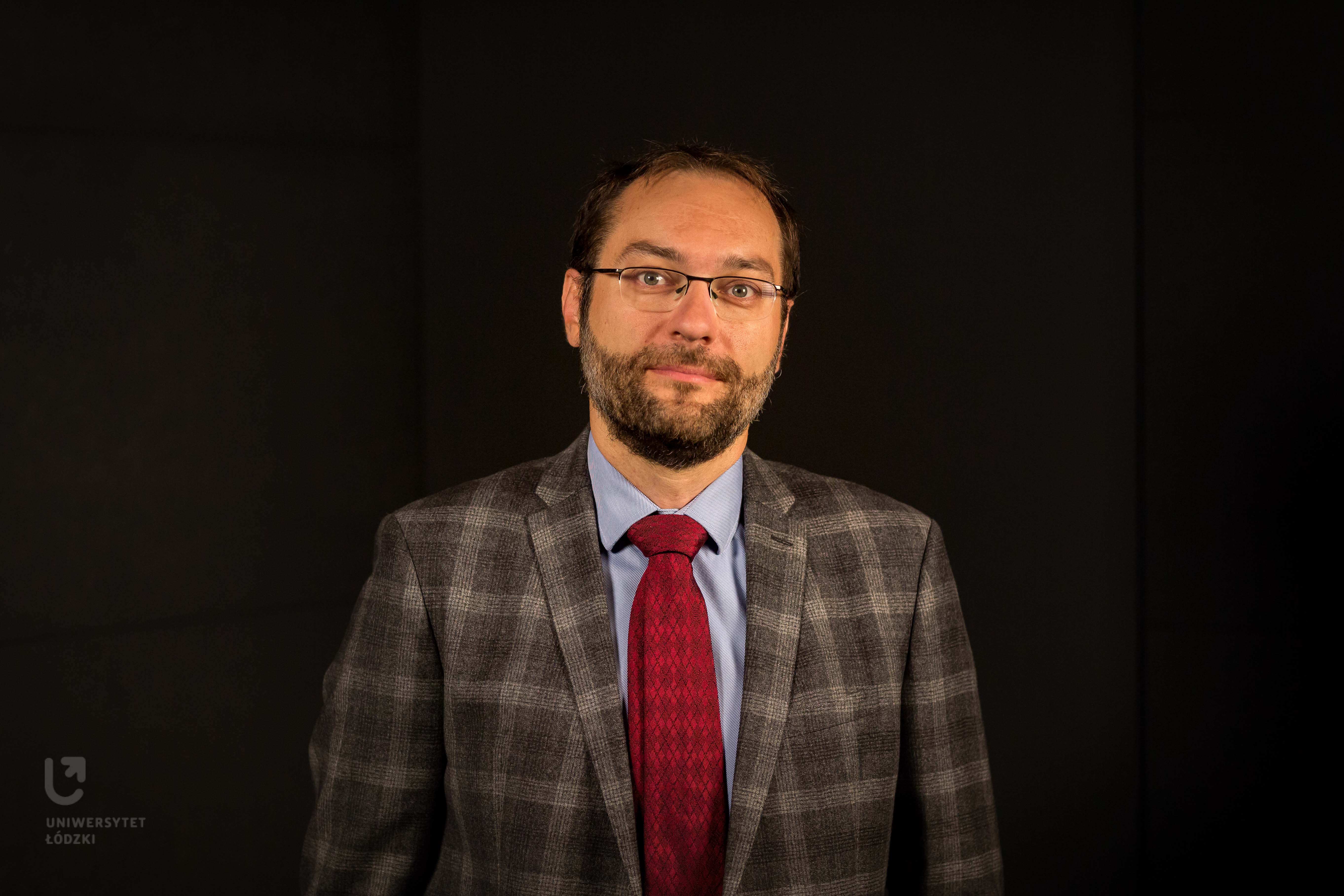 portret profesora w marynarce w kratę