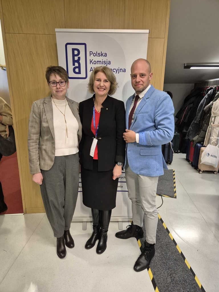 Prorektorka UŁ dr hab. Małgorzata Wrzesień, prof. uczelni, prof. dr hab. Joanna Wójcik, prorektor ds. studenckich i kształcenia Uniwersytetu im. Adama Mickiewicza w Poznaniu, przewodnicząca Uniwersyteckiej Komisji Kształcenia, oraz dr hab. Jakub Jakubowski, prof. uczelni, prorektor ds. kształcenia i spraw studenckich Uniwersytetu Jana Długosza w Częstochowie na konferencji PKA
