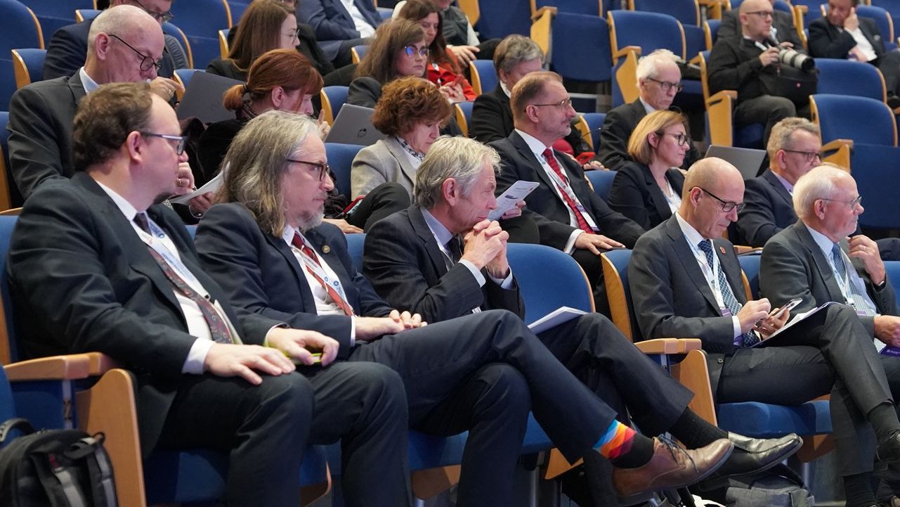 Uczestnicy konferencji IDUB na sali obrad