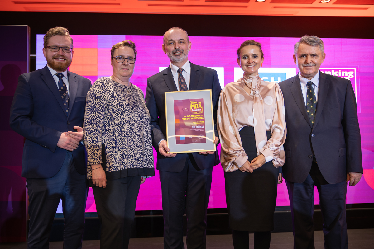 dr Maciej Malarski odbierający dyplom MBA Perspektywy 2024