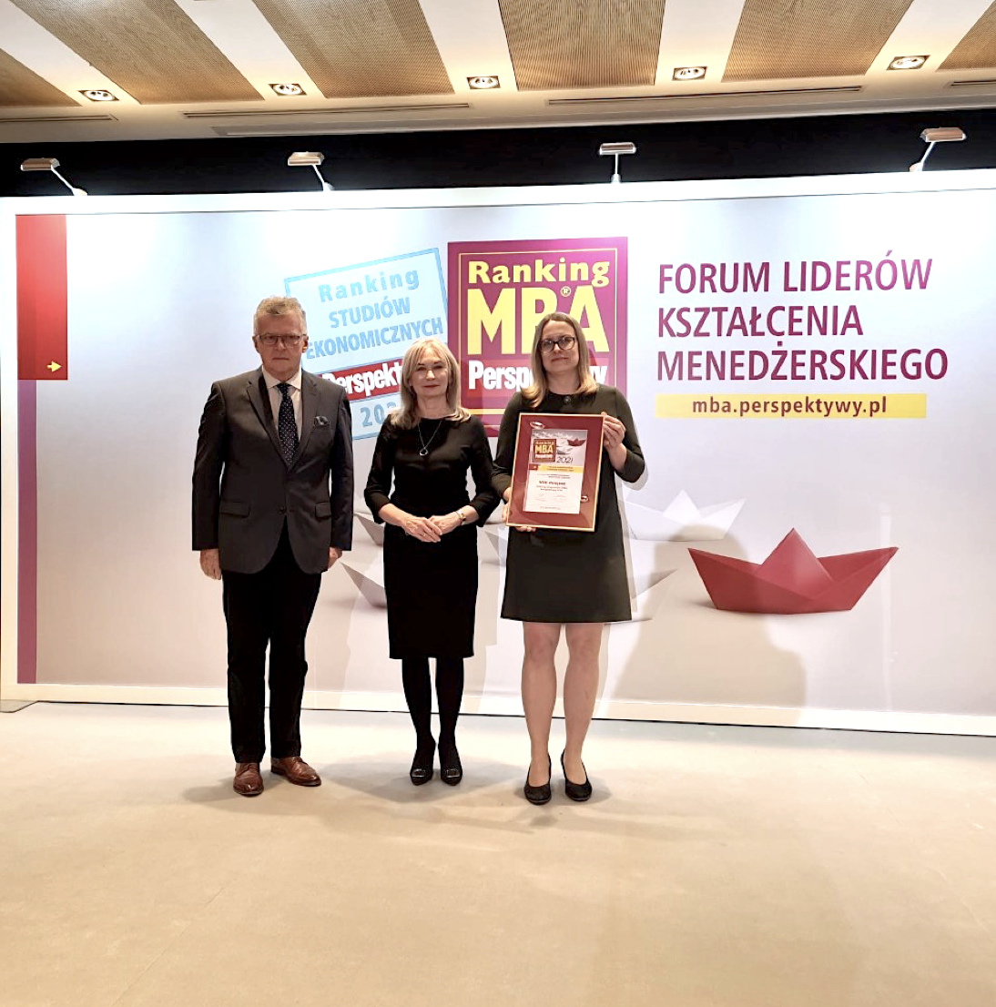 Wręczenie dyplomu wyróżnienia dla studiów MBA UŁ: od lewej prof. Bogusław Smólski, prof. dr hab. Celina M. Olszak oraz dr Anna Sibińska