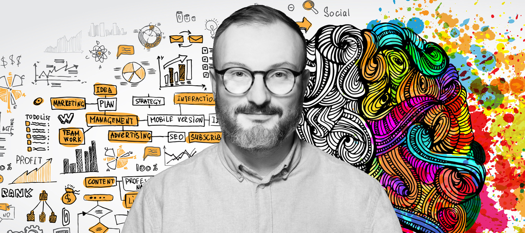 Dr Mateusz Hauk na tle grafiki przedstawiającej ludzki mózg oraz kolorowo zobrazowane procesy twórcze jakie w nim zachodzą