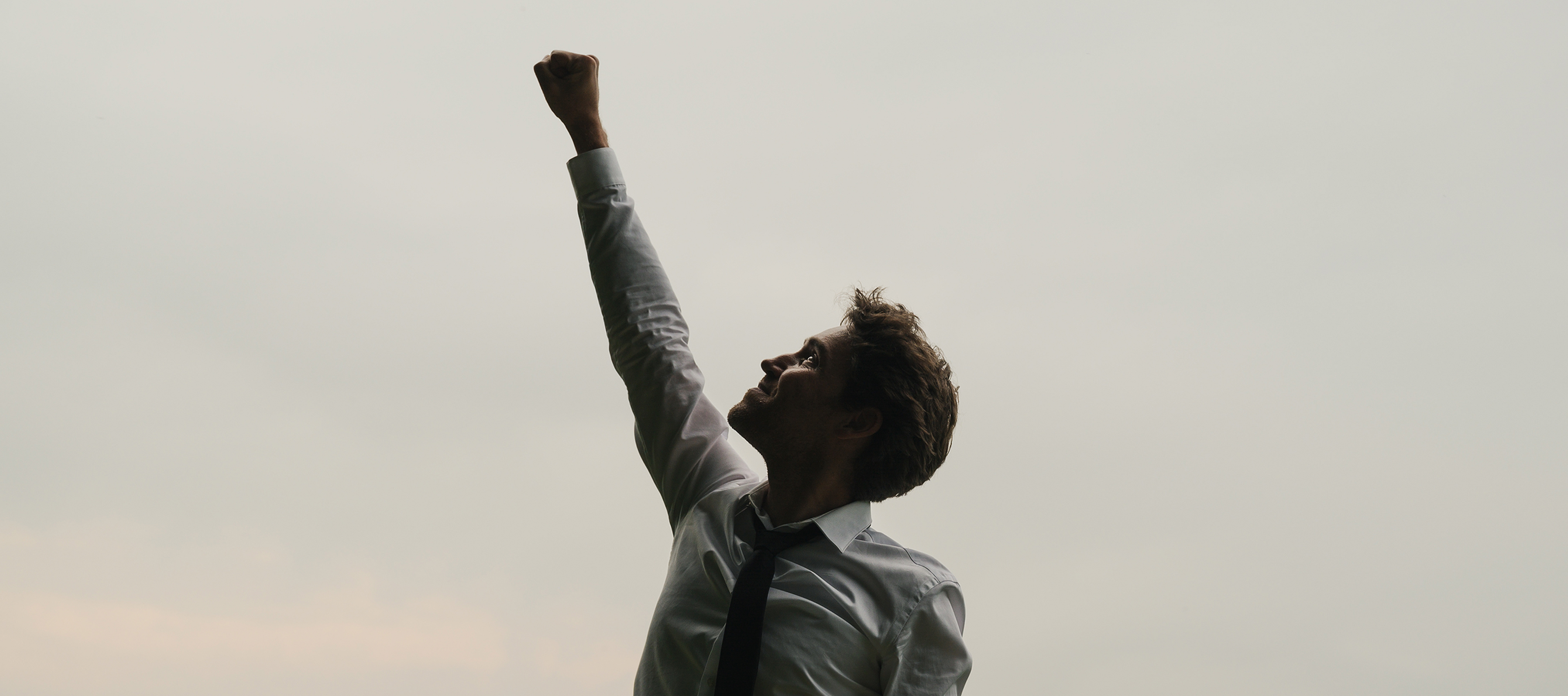 Mężczyzna z wyciągniętą ręką w góre