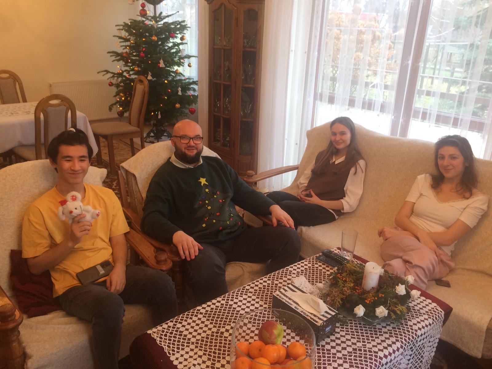 Uczestnicy akcji UŁ Gość na Gwiazdkę, dwie uśmiechające się kobiety i dwóch mężczyzn