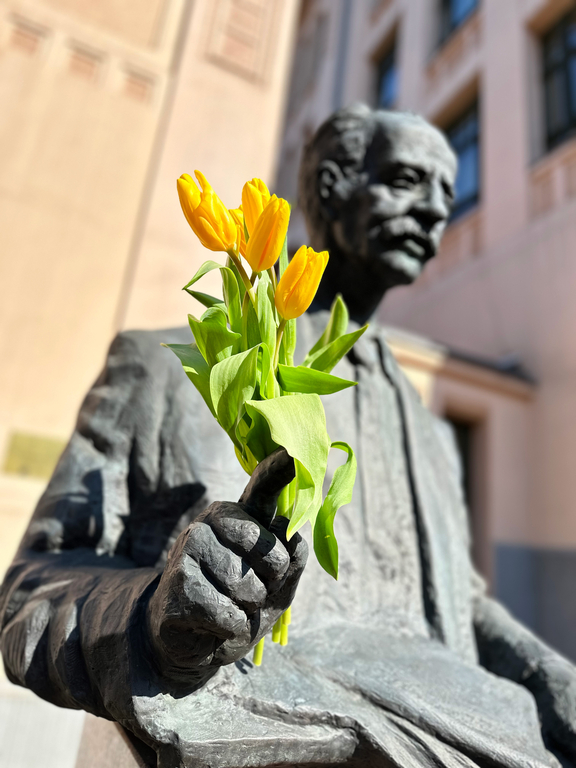 monument of Prof. Tadeusz Kotarbiński with flowers