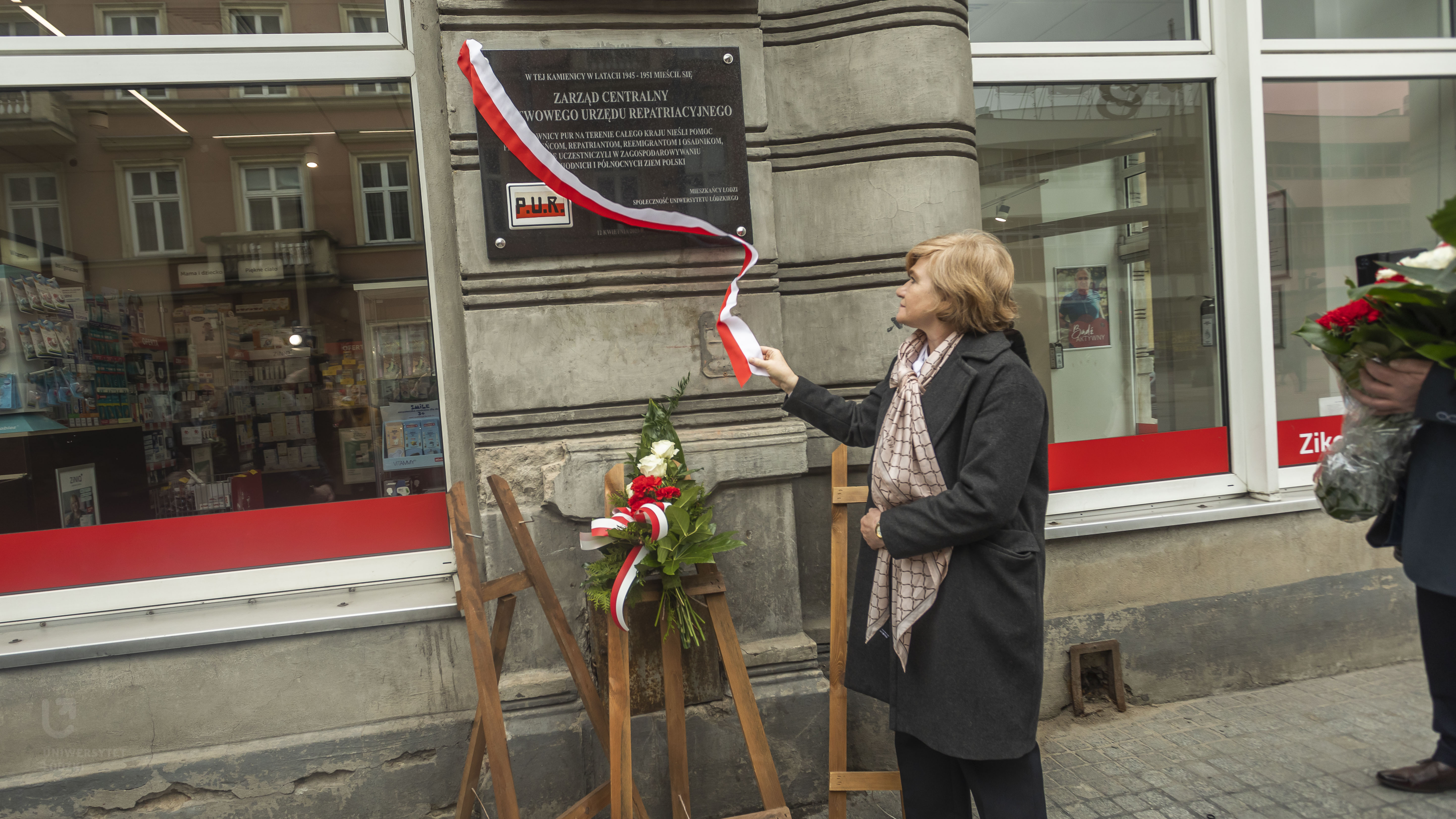 Rektor UŁ odsłania tablice upamiętniającą pracowników PUR