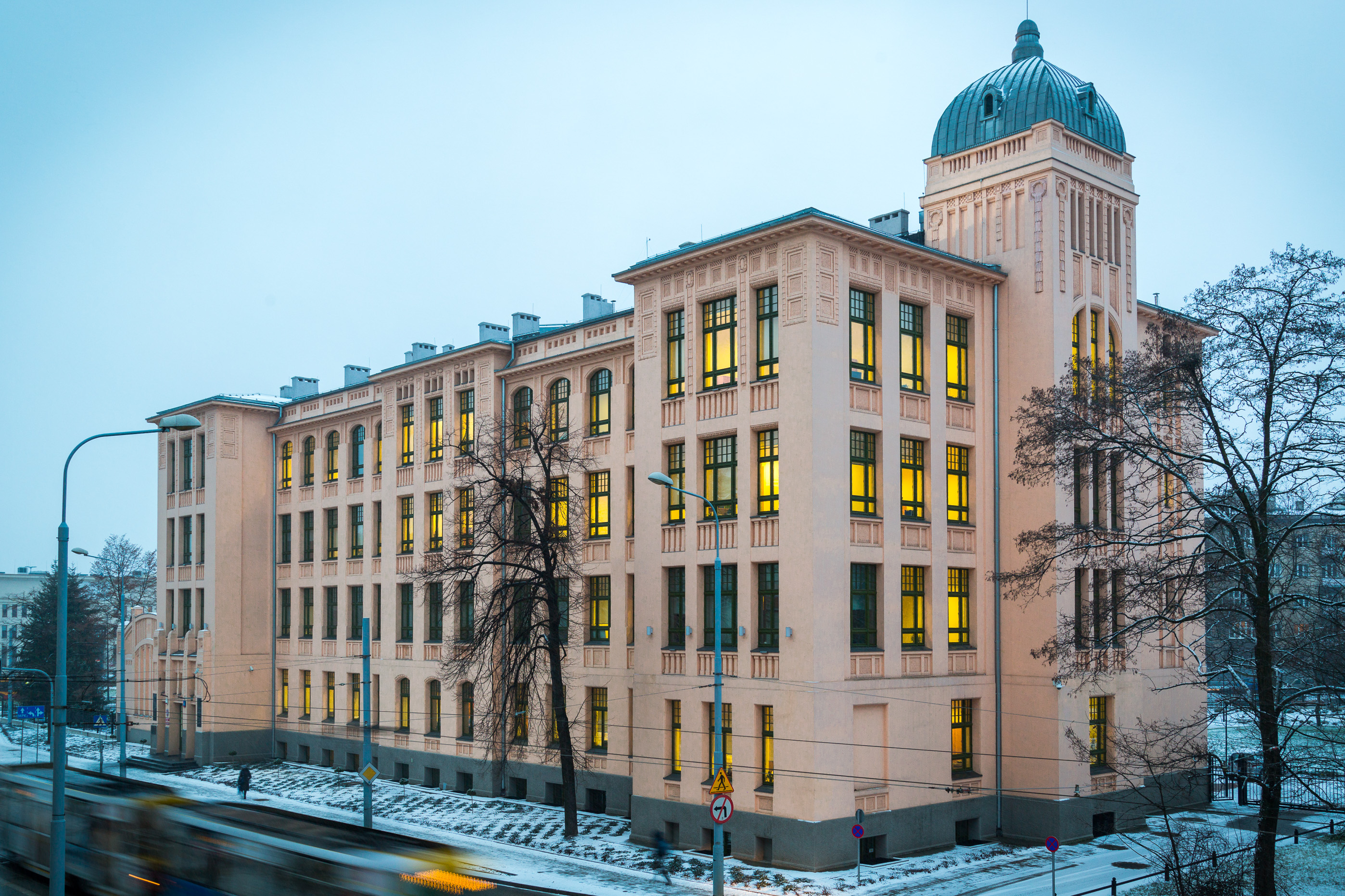 budynek rektoratu UŁ o zmierzchu