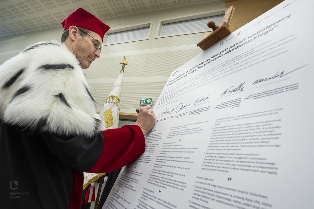 Rektor UŁ podpisuje porozumienie ŁPA