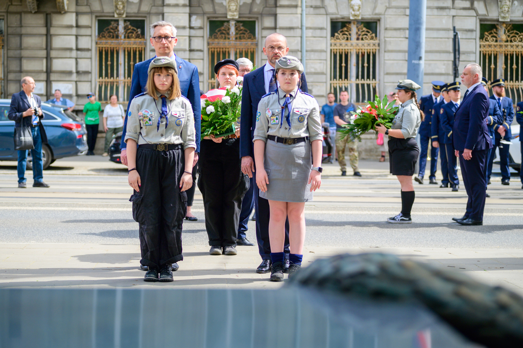 3 Maja - prorektor UŁ składa kwiaty 