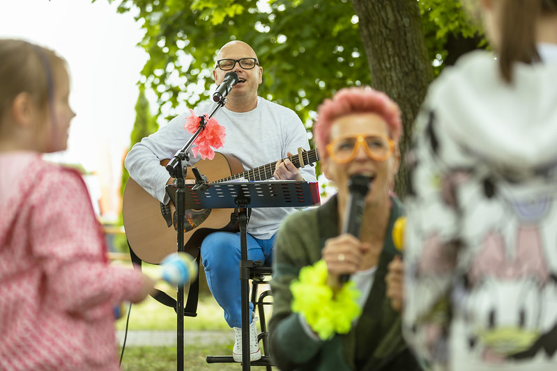 Członkowie Zespołu muzycznego “4dladzieci” grający na gitarze i spiewający