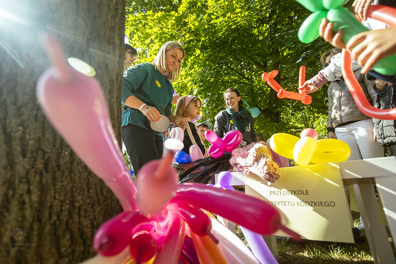 Pracownicy Przedszkola UŁ przygotowujący kolorowe balony