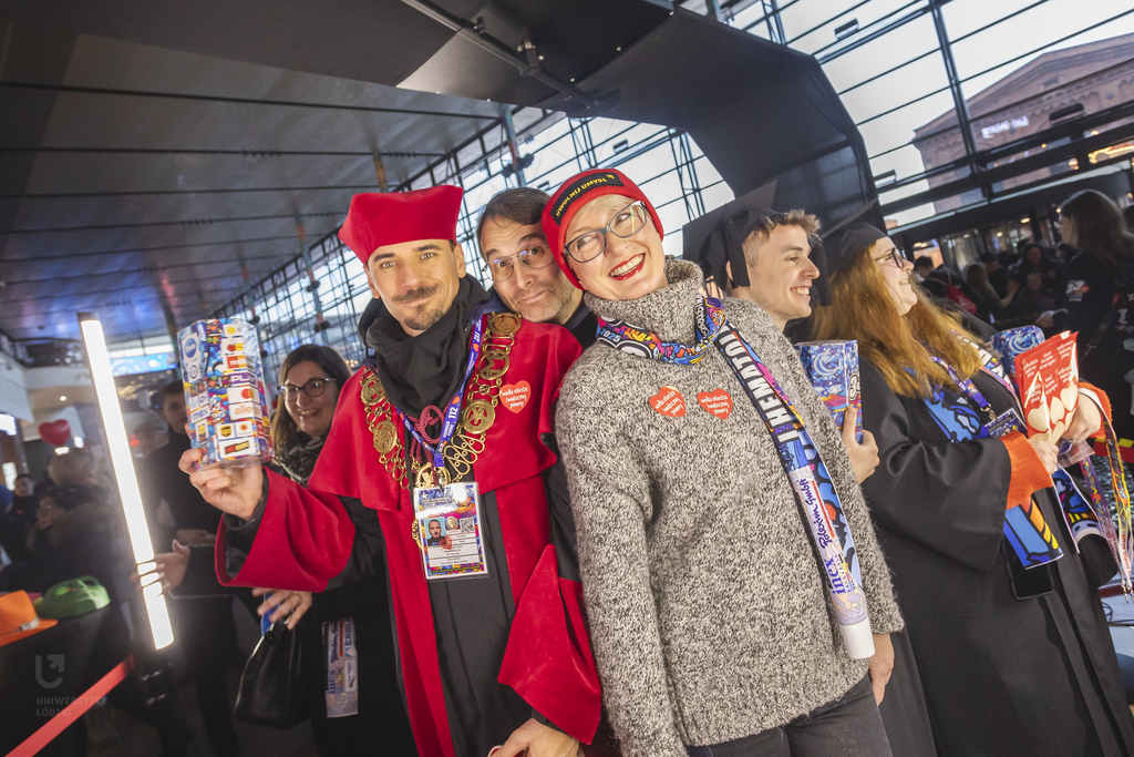 Rektorzy i studenci UŁ z naklejonymi czerwonymi serduszkami WOŚP