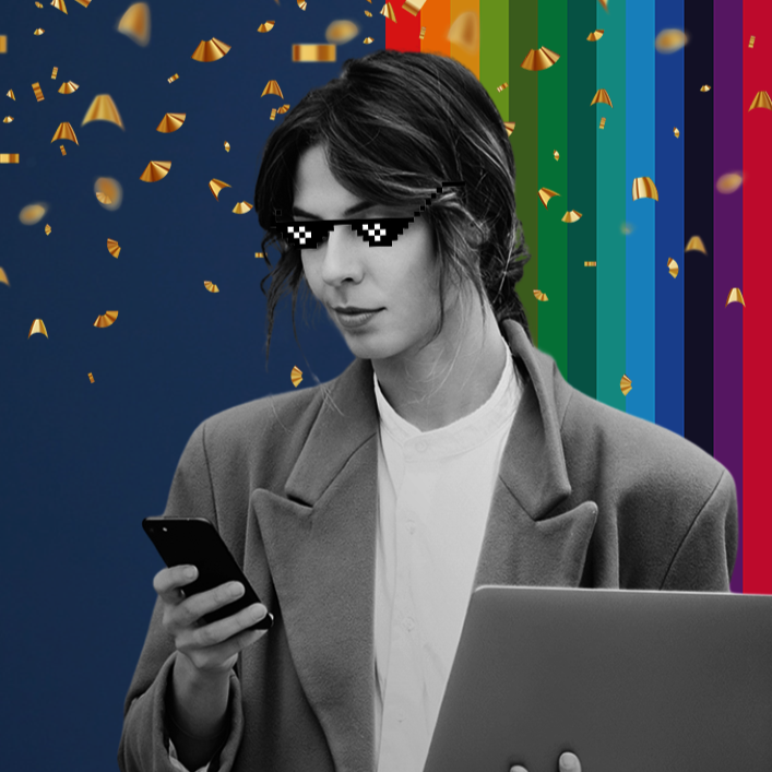 Czarno-białe zdjęcie młodej kobiety w płaszczu i białej koszuli, trzymającej w jednej ręce smartfon, a w drugiej laptop. Na jej oczach dodano pikselowe okulary typu "deal with it", co nadaje grafikowi humorystyczny i memiczny charakter. W tle kolorowe pionowe pasy w barwach tęczy oraz granatowe tło z lecącymi złotymi konfetti. Całość ma nowoczesny, energetyczny i młodzieżowy styl – idealny do promocji akcji studenckiej lub konkursu.