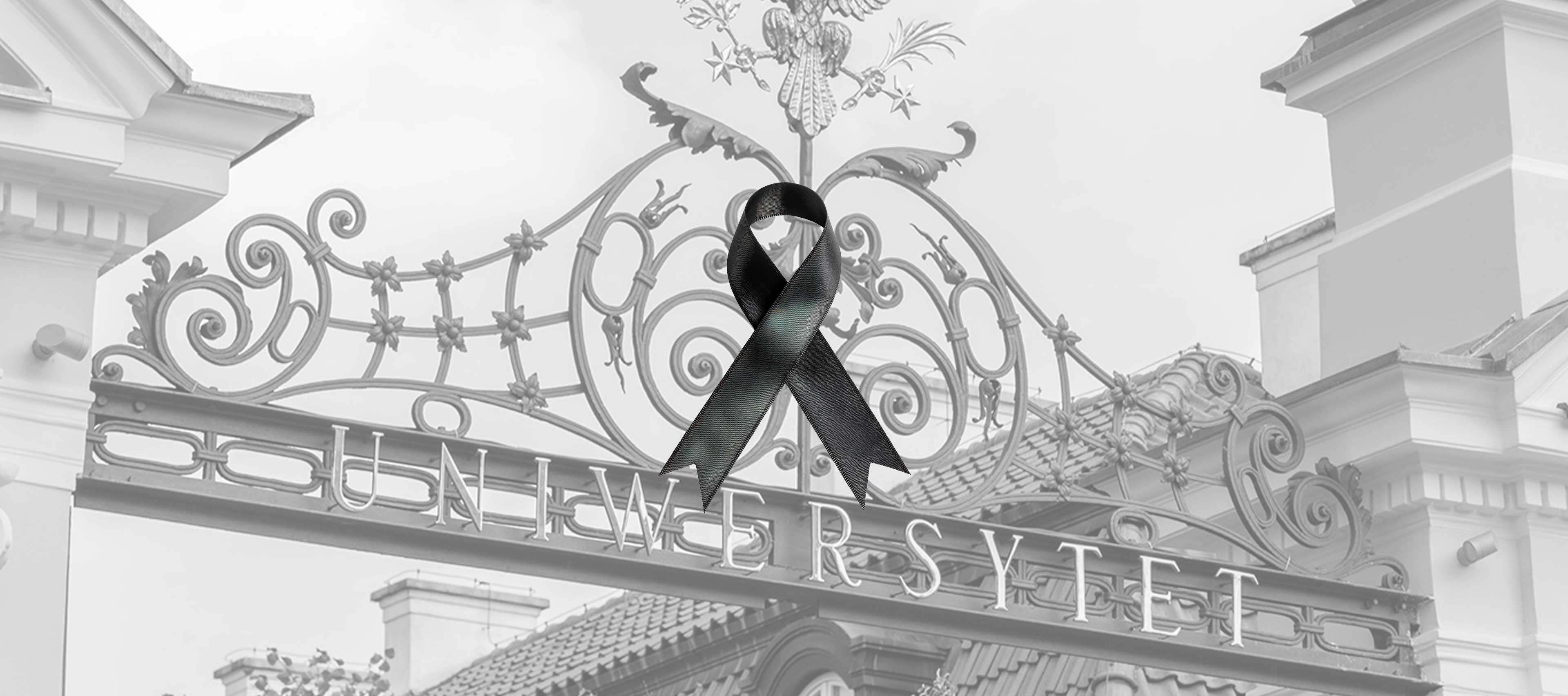 czarna żałobna wstążka na tle bramy UW