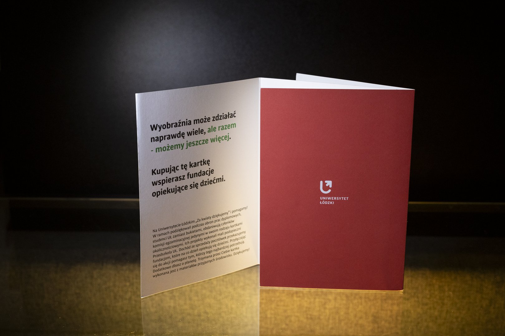 2 otwarte kartki stojące na stole przodem i tyłem