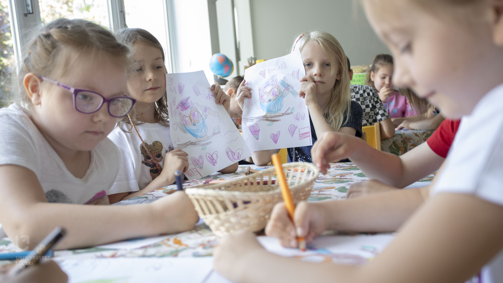 Dzieci malują projekty kartek na potrzeby akcji UŁ "Za kwiaty dziękujemy"