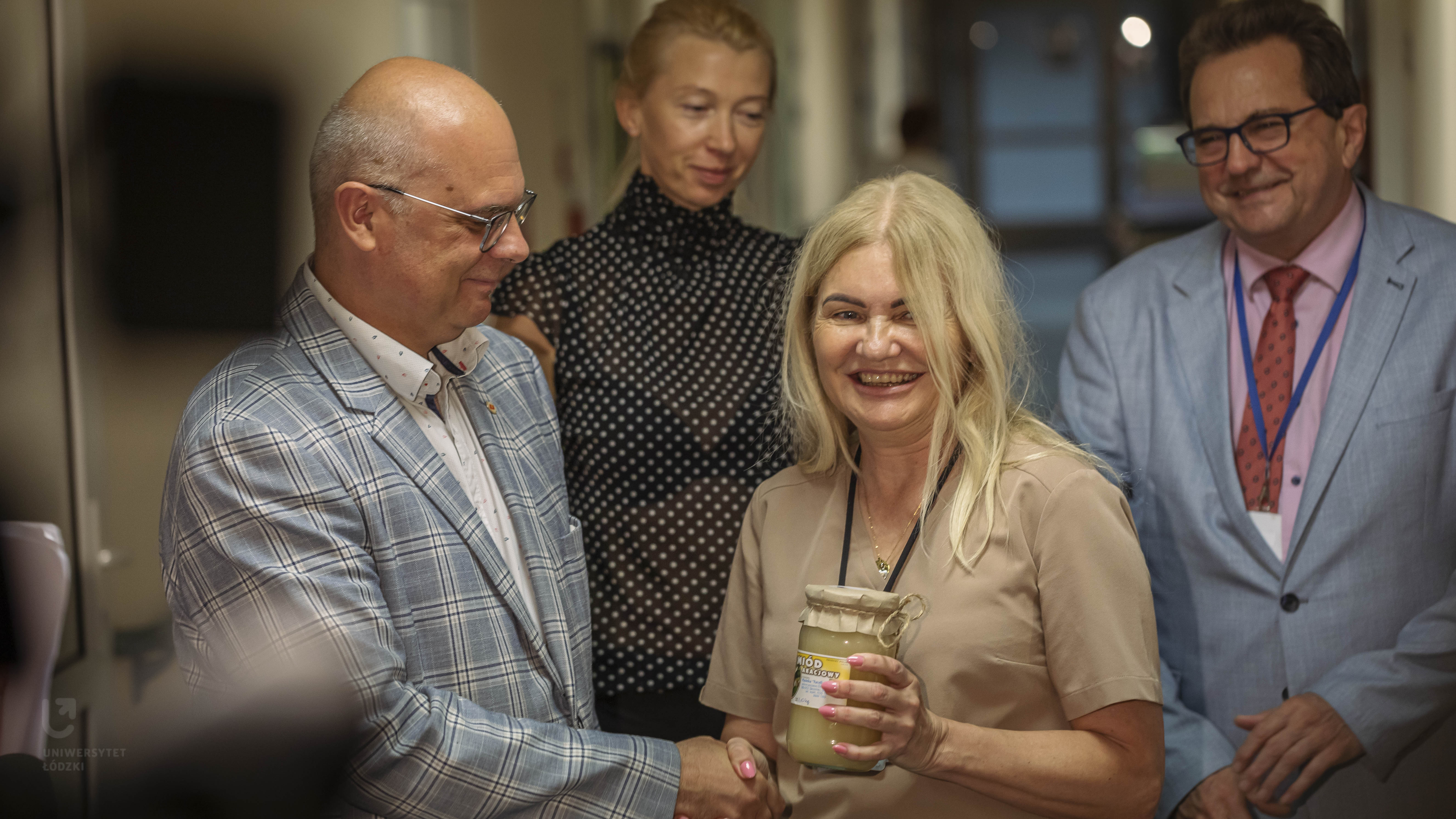 prof. Robert Zakrzewski i dr Anna Papis-Ubych podczas przekazania miodu w szpitalu