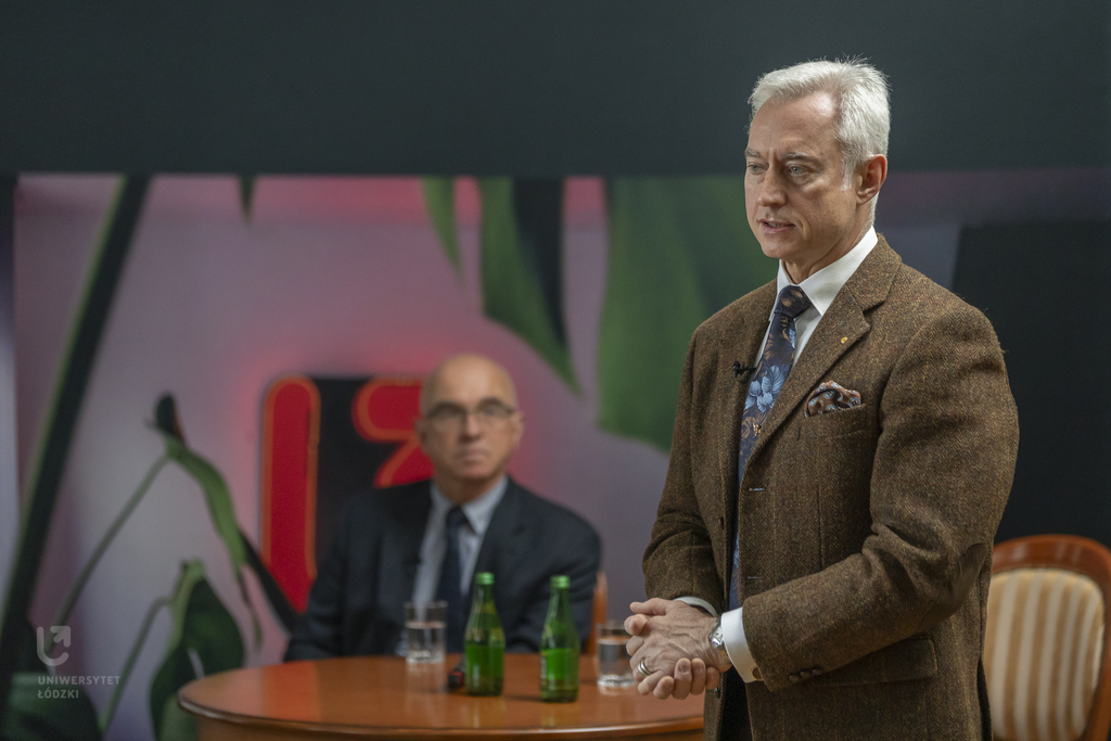 [Translate to English:] prof. Aleksander Welfe wprowadza do wykładu 